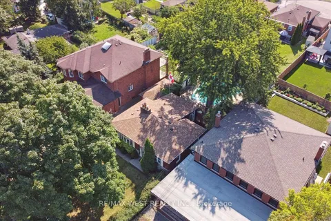 102 Cornelius Pkwy, Toronto, ON M6L 2K5