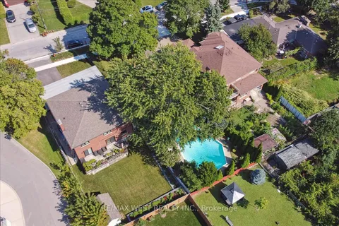 102 Cornelius Pkwy, Toronto, ON M6L 2K5