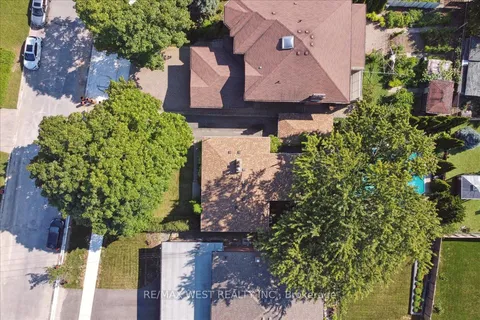 102 Cornelius Pkwy, Toronto, ON M6L 2K5