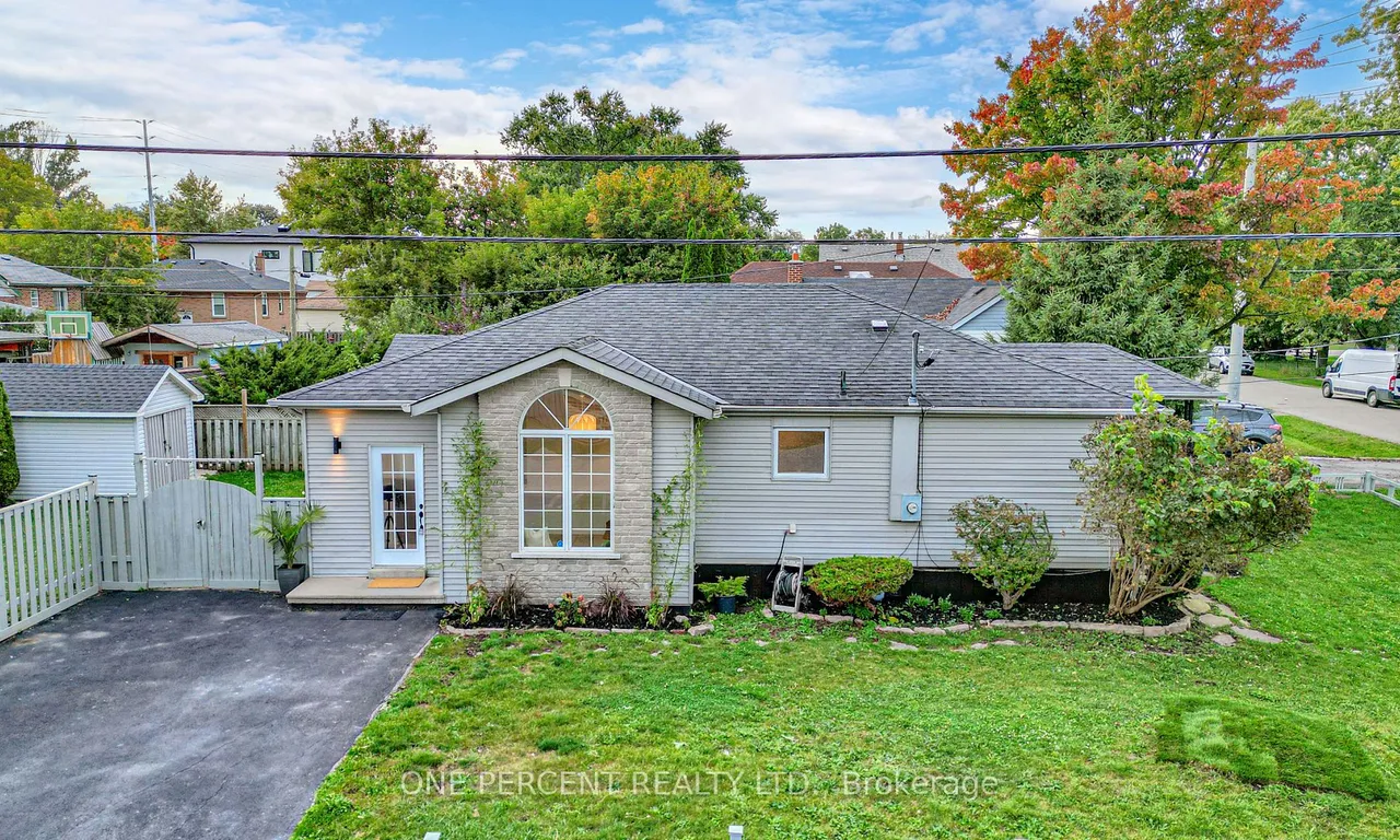 1064 Strathy Ave, Mississauga, ON L5E 2J8