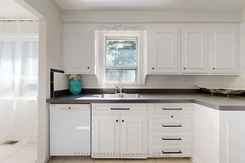 5 Liscombe Rd, Toronto, ON M6L 2Z9