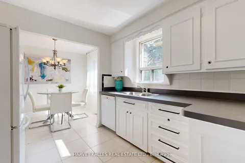 5 Liscombe Rd, Toronto, ON M6L 2Z9