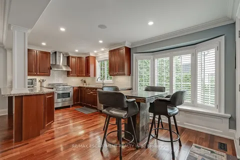 2428 Lakeshore Rd, Burlington, ON L7R 1C1