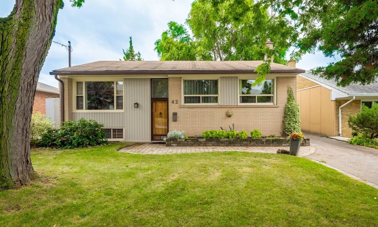 42 Jubilee Cres, Toronto, ON M9M 1L3