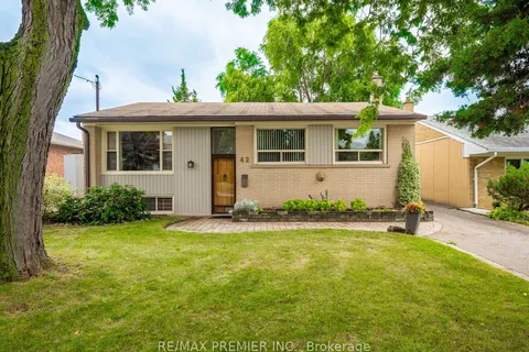 42 Jubilee Cres, Toronto, ON M9M 1L3