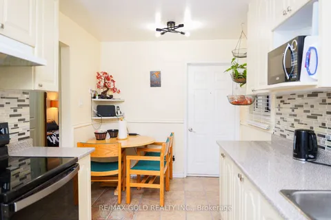 40 Glen Hollow Ave, Toronto, ON M9W 6C6