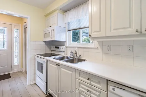 3369 Oakglade Cres, Mississauga, ON L5C 1X4