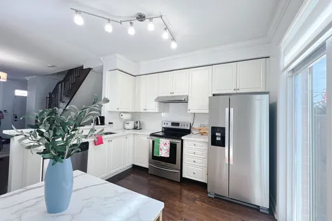 3B Hobden Pl, Toronto, ON M9R 3R6