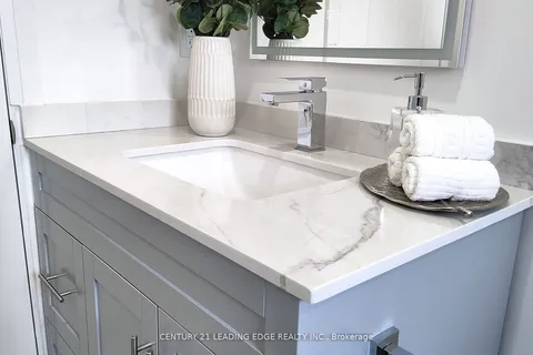3070 O&apos;Hagan Dr, Mississauga, ON L5C 2C5