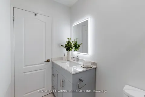 3070 O&apos;Hagan Dr, Mississauga, ON L5C 2C5