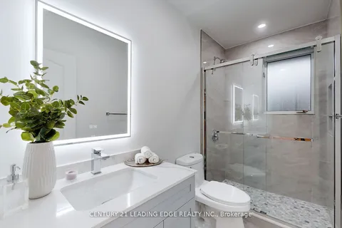 3070 O&apos;Hagan Dr, Mississauga, ON L5C 2C5