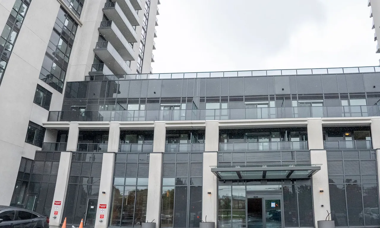 Comm Element Condo 2 bedroom 2 bathroom at 204 Burnhamthorpe Rd in Mississauga - MLS# W9370490