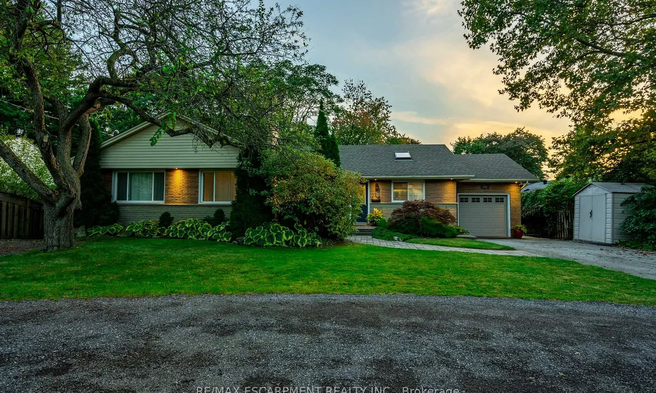 702 King Rd, Burlington, ON L7T 3K4