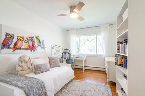 702 King Rd, Burlington, ON L7T 3K4