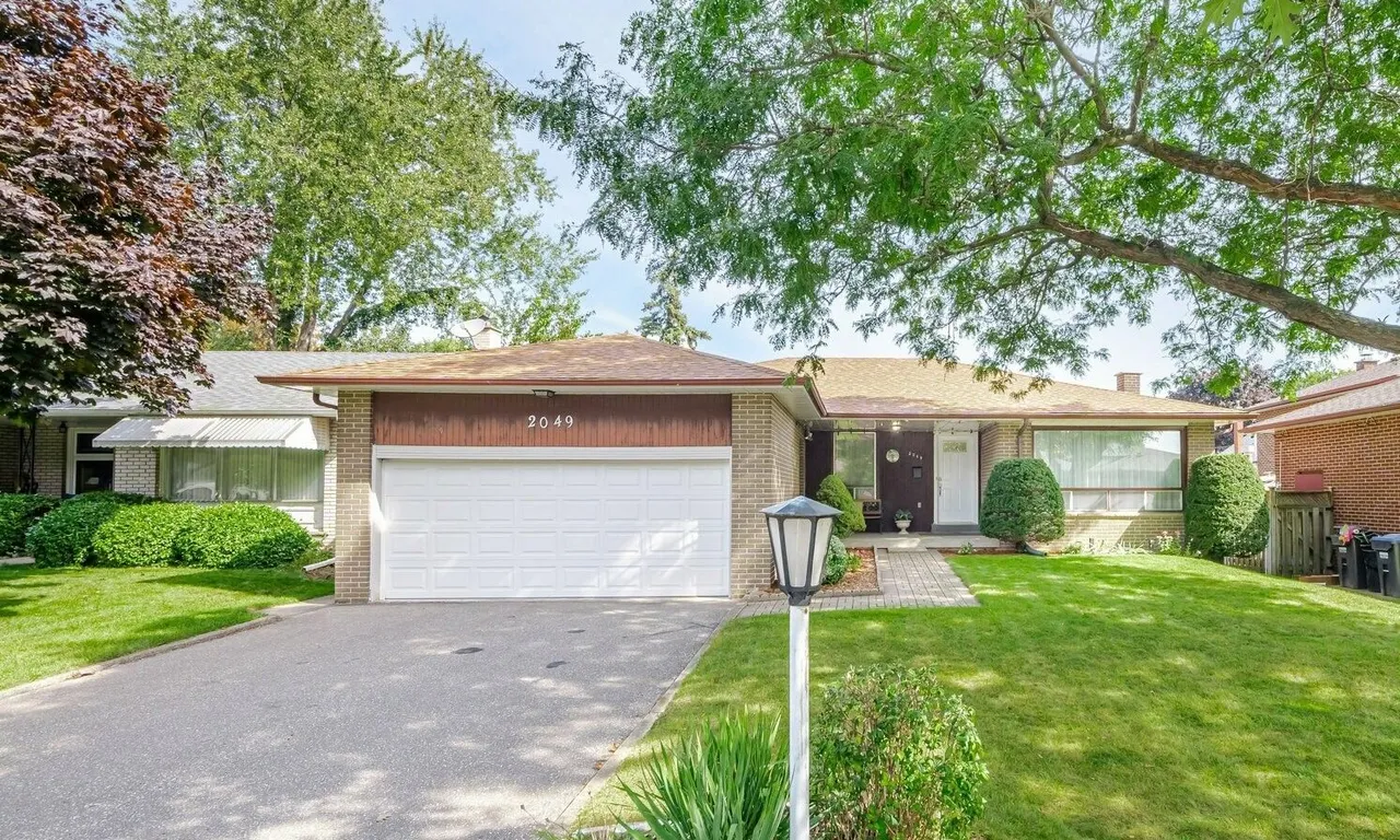 2049 Family Cres, Mississauga, ON L4X 1G7