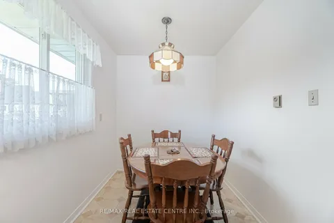 2049 Family Cres, Mississauga, ON L4X 1G7