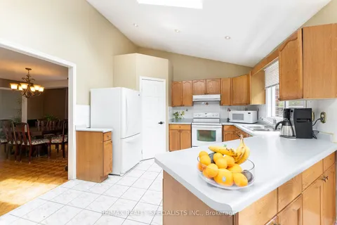 2582 Ambercroft Tr, Mississauga, ON L5M 4K4