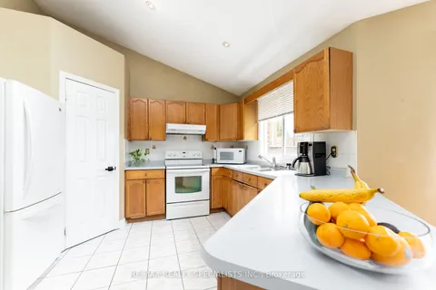 2582 Ambercroft Tr, Mississauga, ON L5M 4K4