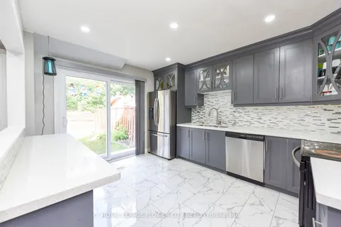 52 Courtleigh Sq, Brampton, ON L6Z 1J3