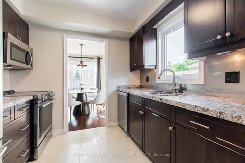 2662 INNISFIL Rd, Mississauga, ON L5M 4J3