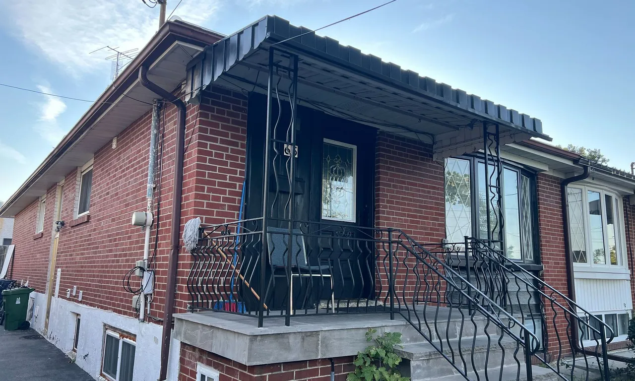 65 Elnathan Cres, Toronto, ON M9L 2G2