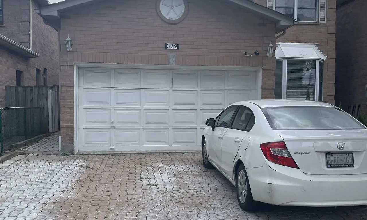379 Wallenberg Cres, Mississauga, ON L5B 3N1