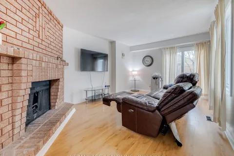 1172 Kos Blvd, Mississauga, ON L5J 4L7