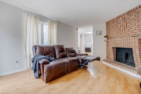 1172 Kos Blvd, Mississauga, ON L5J 4L7