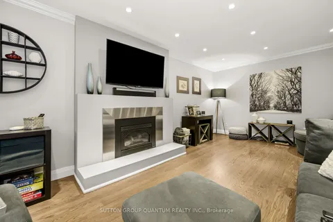 4364 Palisades Lane, Mississauga, ON L4W 3W3