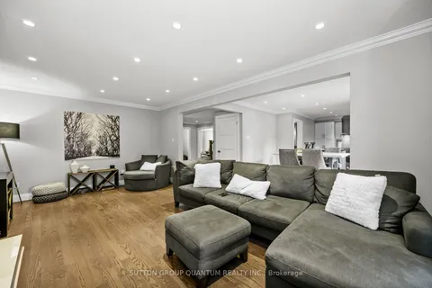 4364 Palisades Lane, Mississauga, ON L4W 3W3