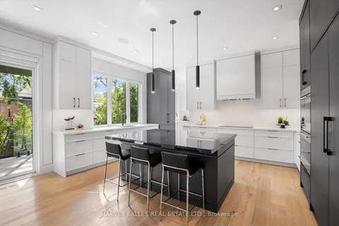 21 Golfcrest Rd, Toronto, ON M9A 1L2