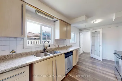 21 Avening Dr, Toronto, ON M9V 1Y2