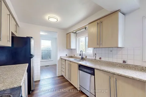 21 Avening Dr, Toronto, ON M9V 1Y2