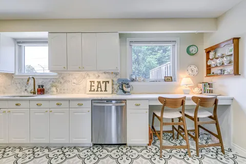 5010 Brady Ave, Burlington, ON L7L 3X6