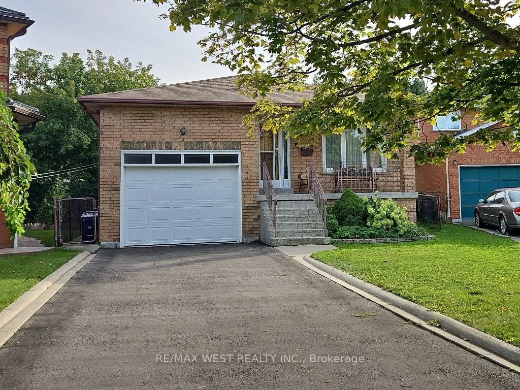 18 Goa Crt, Toronto, ON M8W 4Y2
