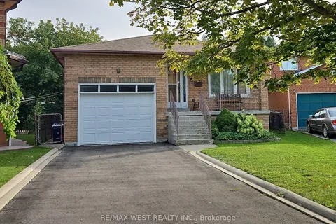 18 Goa Crt, Toronto, ON M8W 4Y2