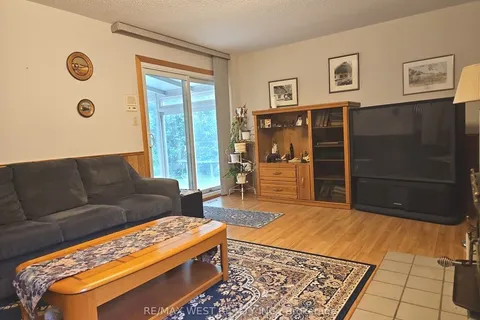 18 Goa Crt, Toronto, ON M8W 4Y2