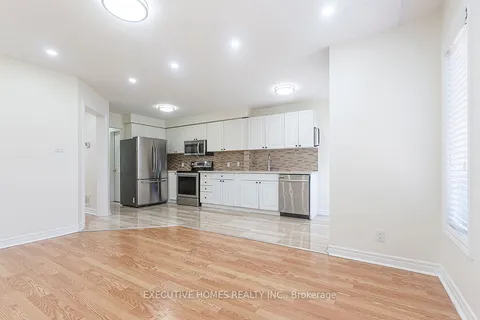 5339 Hollypoint Ave, Mississauga, ON L5V 2L2