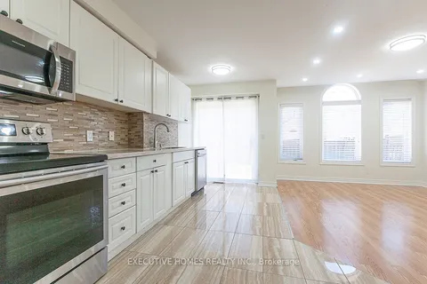5339 Hollypoint Ave, Mississauga, ON L5V 2L2
