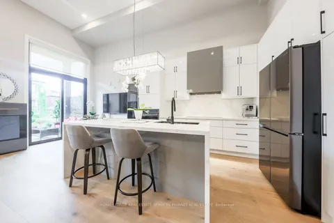 105 Tenth St, Toronto, ON M8V 3E9