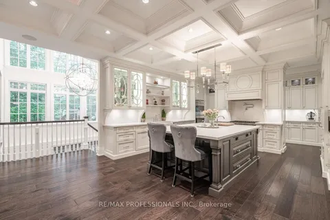 1285 Minaki Rd, Mississauga, ON L5C 2X5