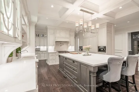 1285 Minaki Rd, Mississauga, ON L5C 2X5