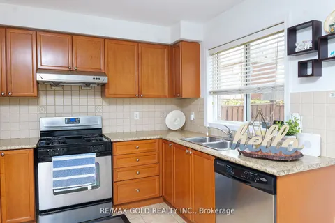 14 Coachlight Cres, Brampton, ON L6P 2Y6