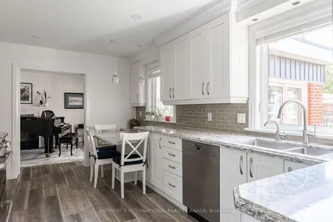 316 Pinegrove Rd, Oakville, ON L6K 3R1