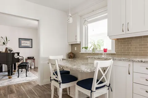 316 Pinegrove Rd, Oakville, ON L6K 3R1