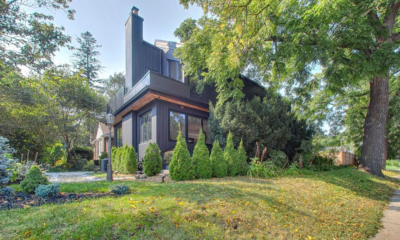 854 Royal York Rd, Toronto, ON M8Y 2V4