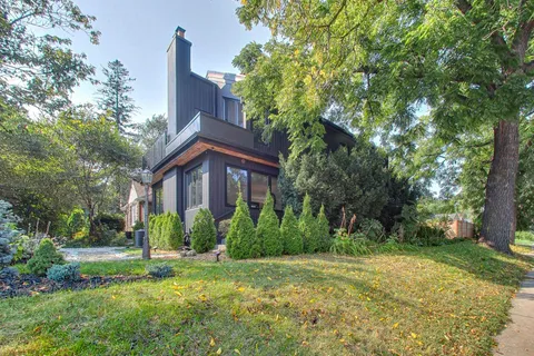 854 Royal York Rd, Toronto, ON M8Y 2V4