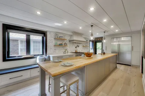 854 Royal York Rd, Toronto, ON M8Y 2V4