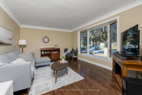 138 Elizabeth Dr, Halton Hills, ON L7J 1B7