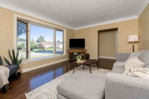 138 Elizabeth Dr, Halton Hills, ON L7J 1B7